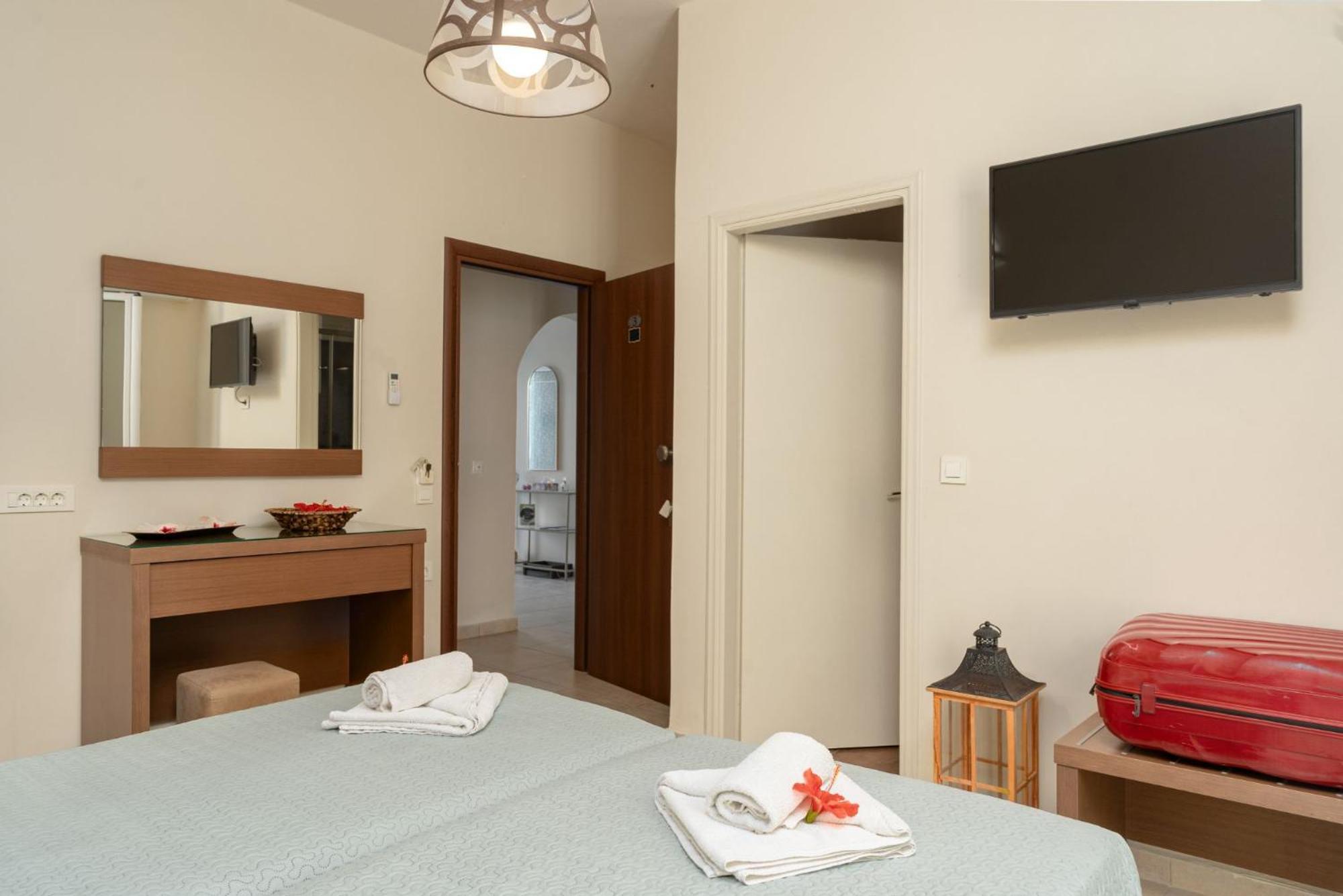 Stathis Beachfront Luxury Rooms Каламакион Экстерьер фото